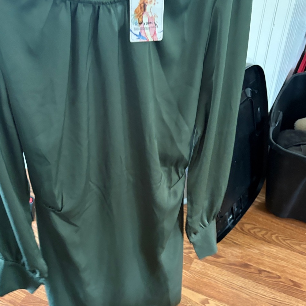 Elegant Green Long-Sleeve Dress